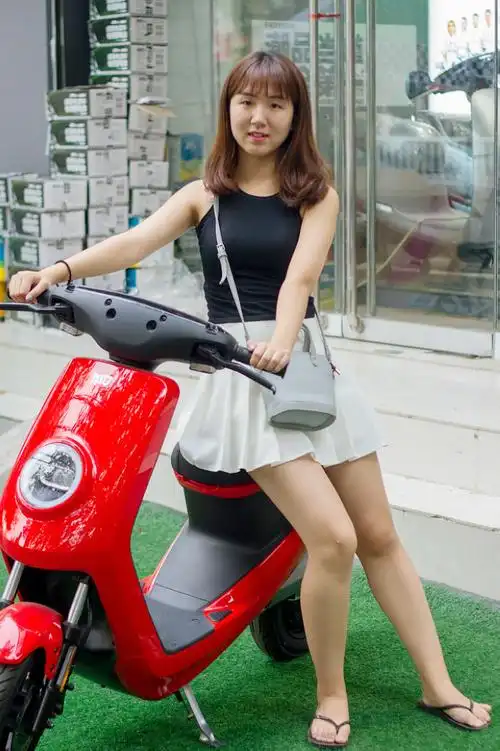 电单车女孩
