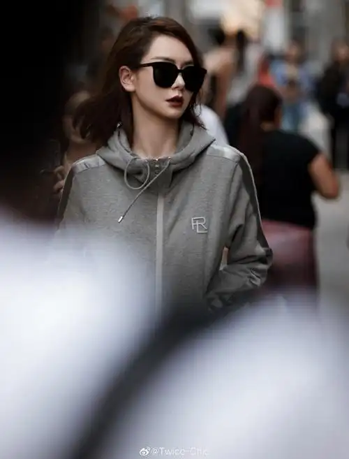 戚薇今日纽约看秀造型久违的时装周街拍大片,内搭淡灰套装强势清冷,外