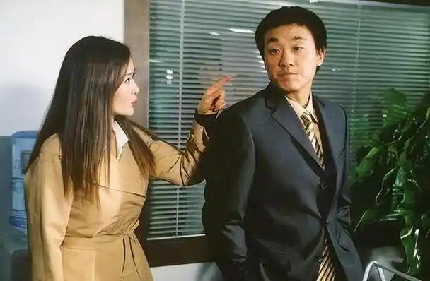 演员何冰为什么能结婚几十年0绯闻看看老婆是谁就知道了