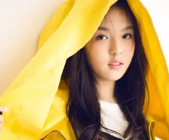 李咏14岁漂亮女儿近照