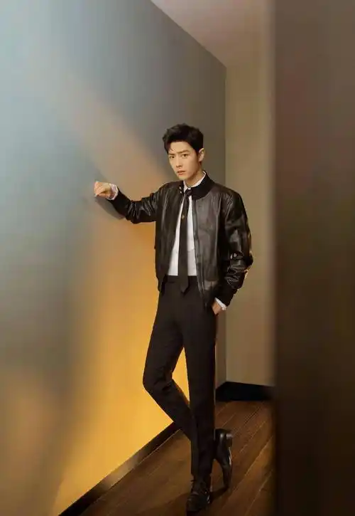 又一大波男明星皮衣穿搭合集来喽 帅气潇洒 时尚酷炫 每一个都喜欢
