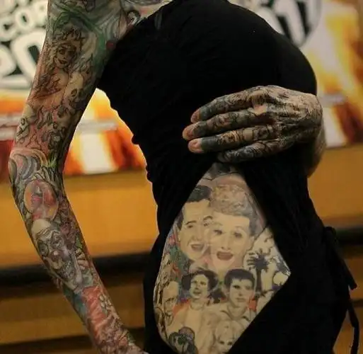 67女孩将自己全身纹满纹身原因却让所有人同情