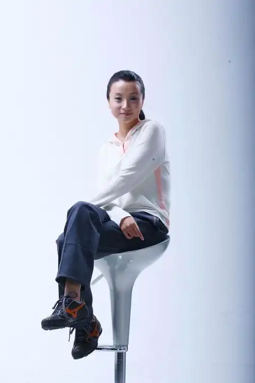 白荟人艺演员白荟目前正在拍摄的军旅题材剧《高地》已经接近尾声.