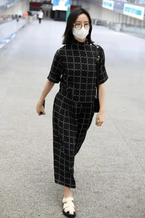 董洁素颜普通,没整容很自然的衰老,十足老奶奶跟直播有天壤之别_照片