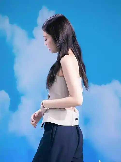 jennie金智妮一字肩抹胸性感小野猫造型_黑色_高跟鞋_脸颊