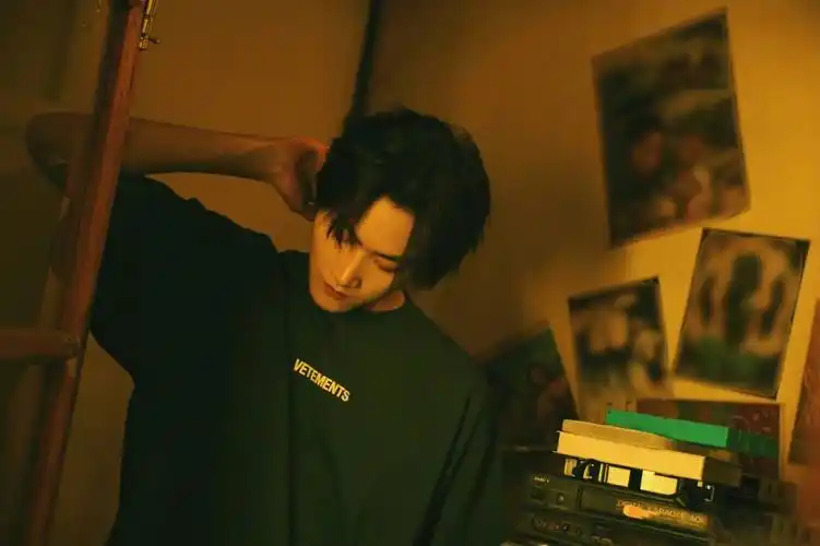 周柯宇最新写真公开,简约舒适的t恤,帅气的中分少年_高清图集_新浪网