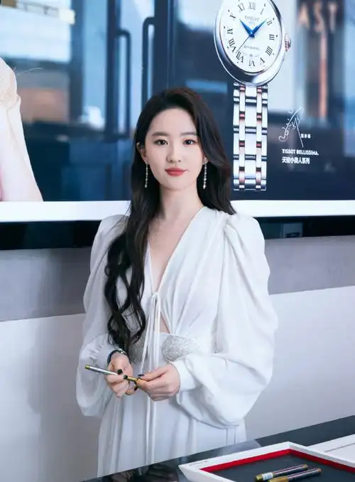 天梭全球品牌代言人刘亦菲##刘亦菲武汉活动现场##刘亦菲下午茶随拍