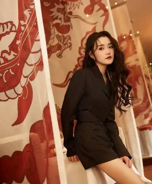 蒋依依西装短裤性感写真