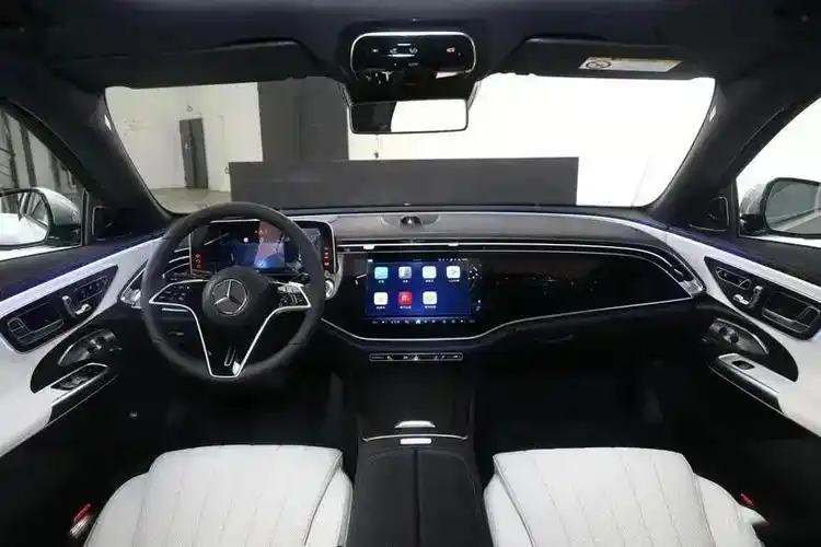 内饰方面,新车采用与奔驰eqs相似的内饰风格,并配备三联屏,科技气息较