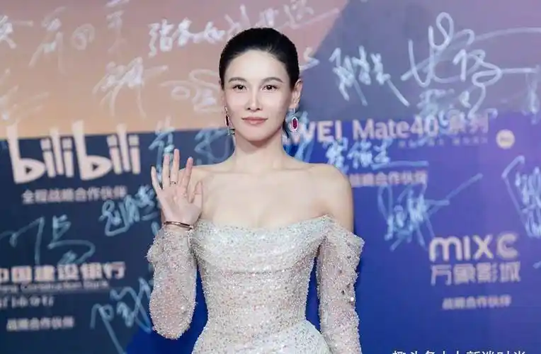 张蓝心走红毯气势十足,穿开叉抹胸装不嫌冷,身高175就是自信_身材