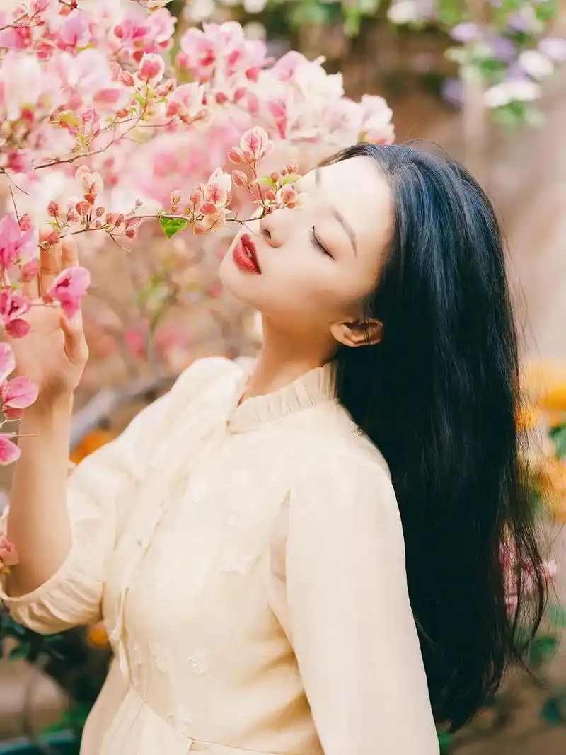 簕杜鹃,深圳独特的美.#少女写真 #写真情绪片 #胶片写真  - 抖音