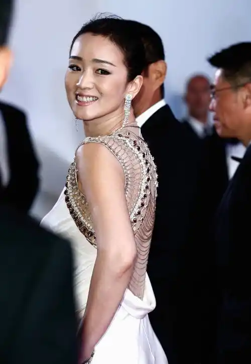 巩俐18年戛纳红毯造型,从青涩到巩皇,连身边的男人都个个厉害_长裙