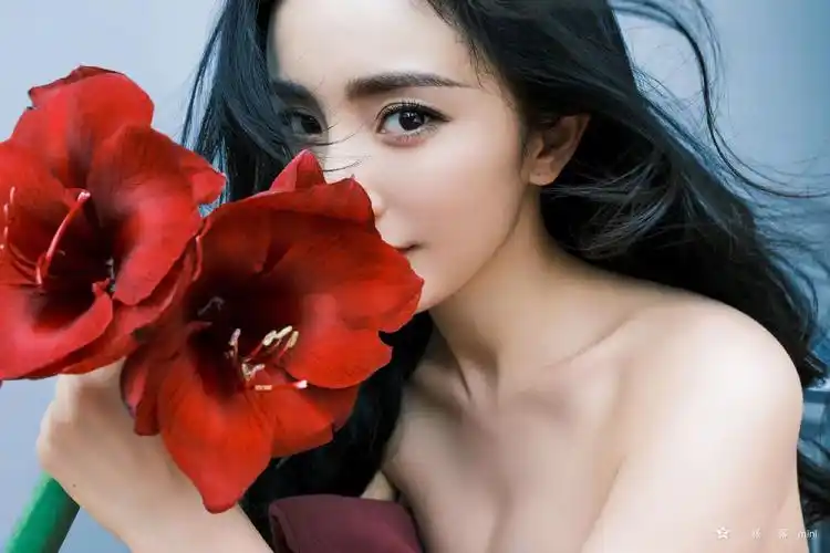 杨幂发文2021,每个人都要顺遂平安,其实努力工作的人需要平安