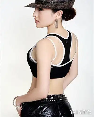 金美儿泳装图片曝光 曝其曾与主持人朱军对话"中国梦"