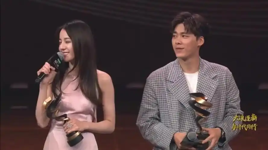 29岁的迪丽热巴有多迷人上台领奖堪称走秀现场把胡歌都看呆了