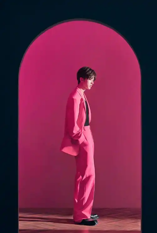 蔡徐坤时尚芭莎封面大片