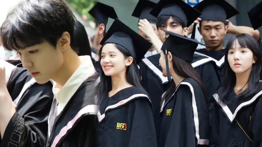 北京电影学院毕业照合辑:王俊凯调皮帅气,关晓彤周也清纯可人_哔哩