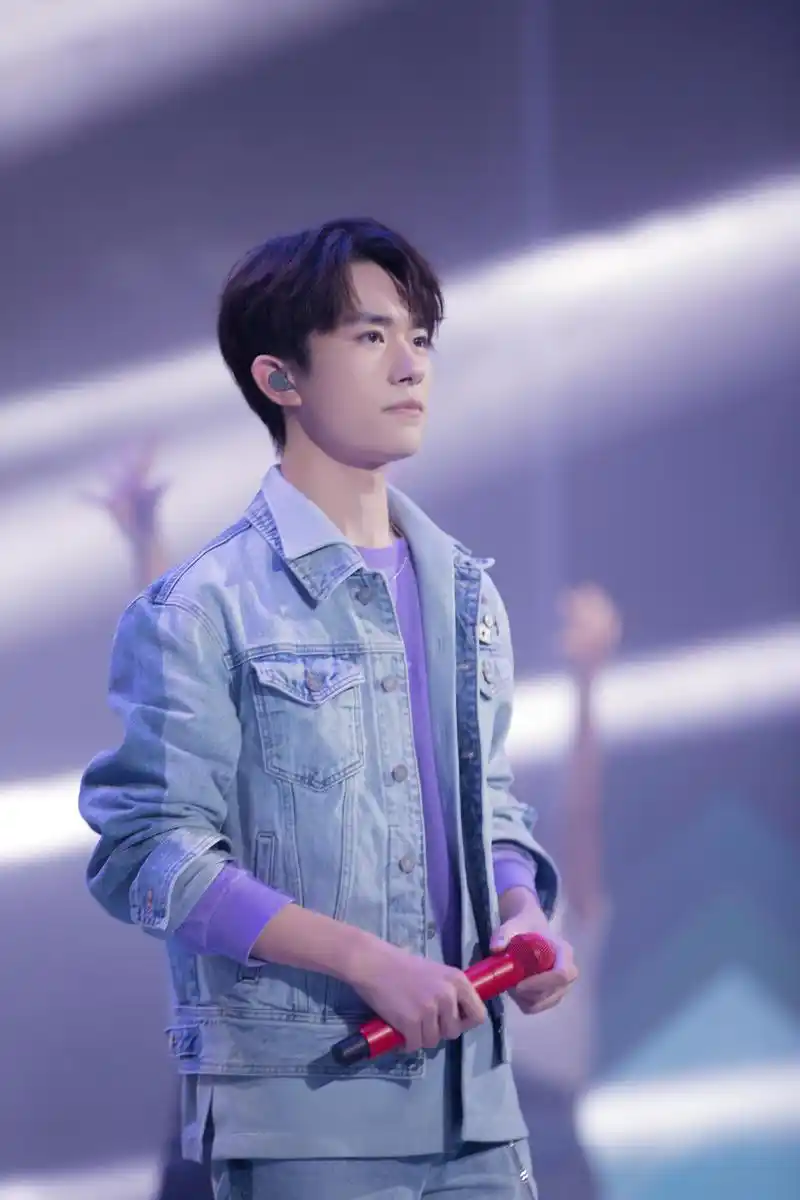 易烊千玺献唱五四青年晚会,穿蓝色牛仔外套配牛仔裤,满满少年力