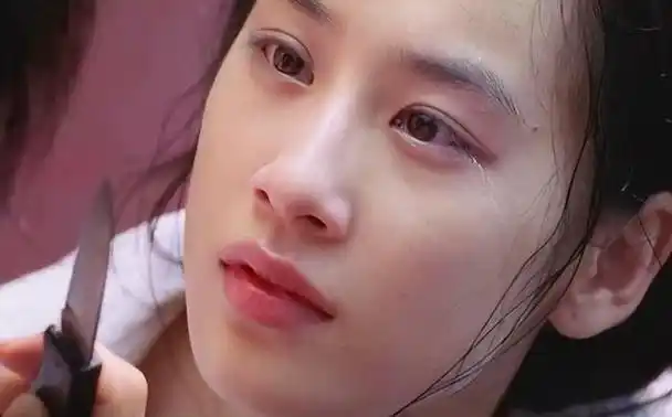 黄圣依依旧保持着青春靓丽的外貌,看上去非常年轻,展现出她独特的气质