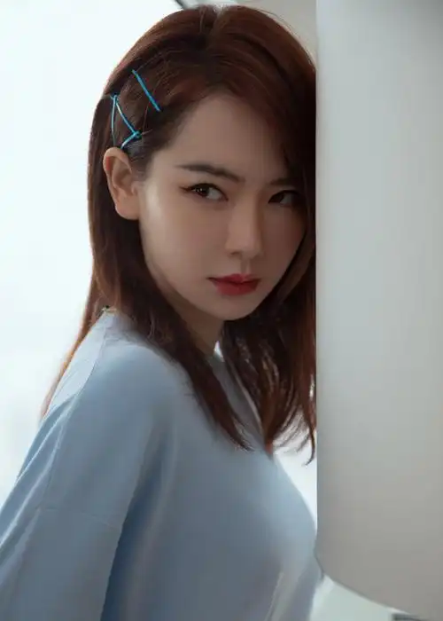 戚薇穿着一款蓝色的服饰,搭配着一条白色裙装,太会扮嫩了吧!