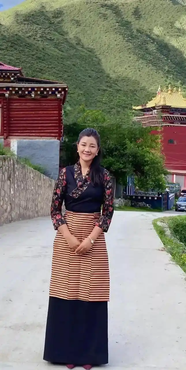 gif创作人# 歌手降央卓玛素颜出镜户外爬山!