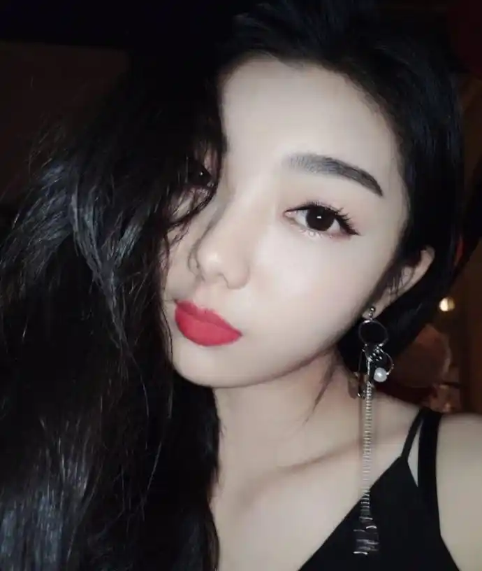 火箭少女101李紫婷牛仔短裤搭配橙色t恤,大秀好身材!