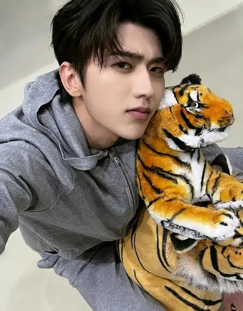 2020年,蔡徐坤担任《青春有你2》的导师兼主持人,向人们展现出真实的