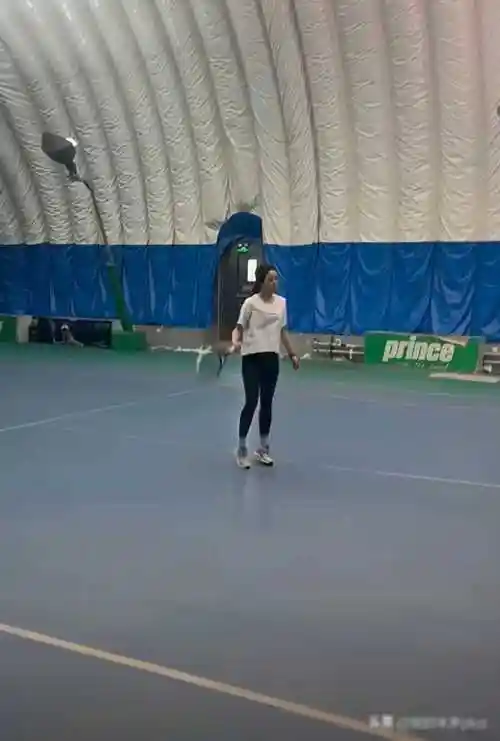 李思思现身网球馆,素颜憔悴,锥子下巴抢镜