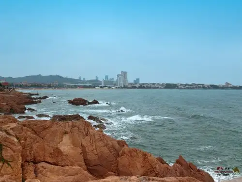 留存记忆,快乐于心 海岸边的礁石,以灰色,黑色居多,而青岛海边的礁石