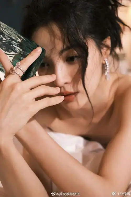 钟楚曦穿抹胸短裙拍写真身材凹凸有致长腿吸睛