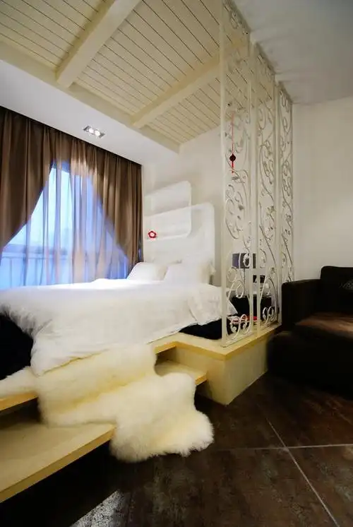 客厅卧室之间隔断,小户型客厅与卧室隔断装修效果图,客厅隔断一个卧室