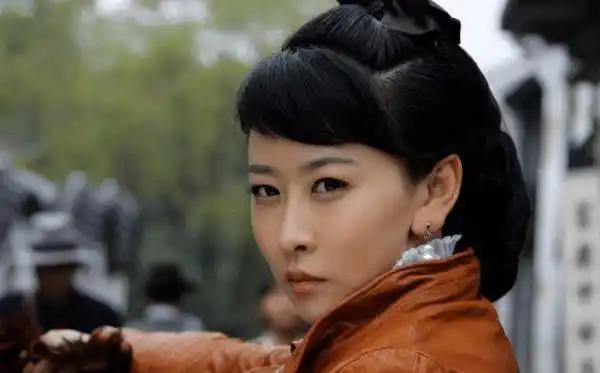 如今已经当了妈妈的毛俊杰,毕业于中戏表演系,在校就开始拍戏了_女人