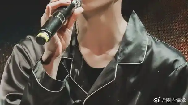 可以单独出道的锁骨#那得是刘耀文的锁骨吧!