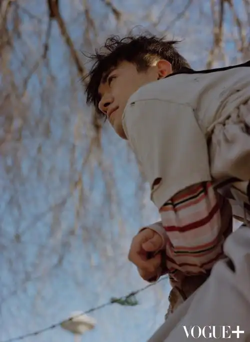 易烊千玺最新大片曝光挑战多面造型帅气十足