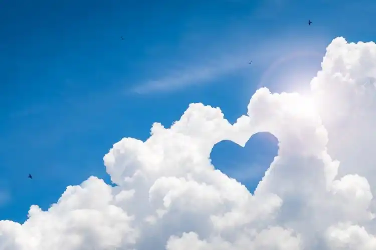 唯美浪漫情人节情侣牵手漫步海边插画背景214浪漫情人节蓝色简约爱心