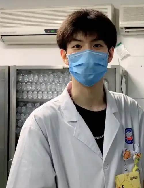 许光汉四川分汉,现为00后医学生,本人回复更加迷人