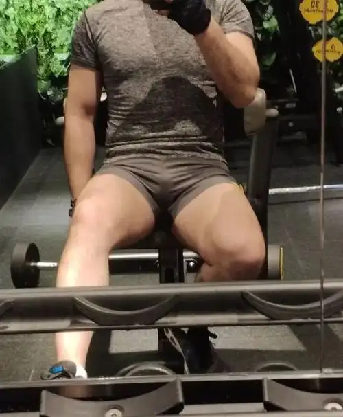 不露脸的大捷豹正装男让网友惊呼