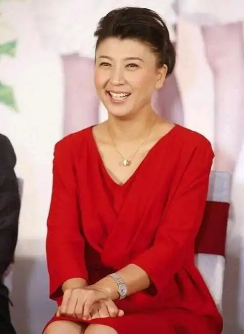 最近,有网友晒出知名演员闫学晶,现身山东临沂市商演捞金,该网友还