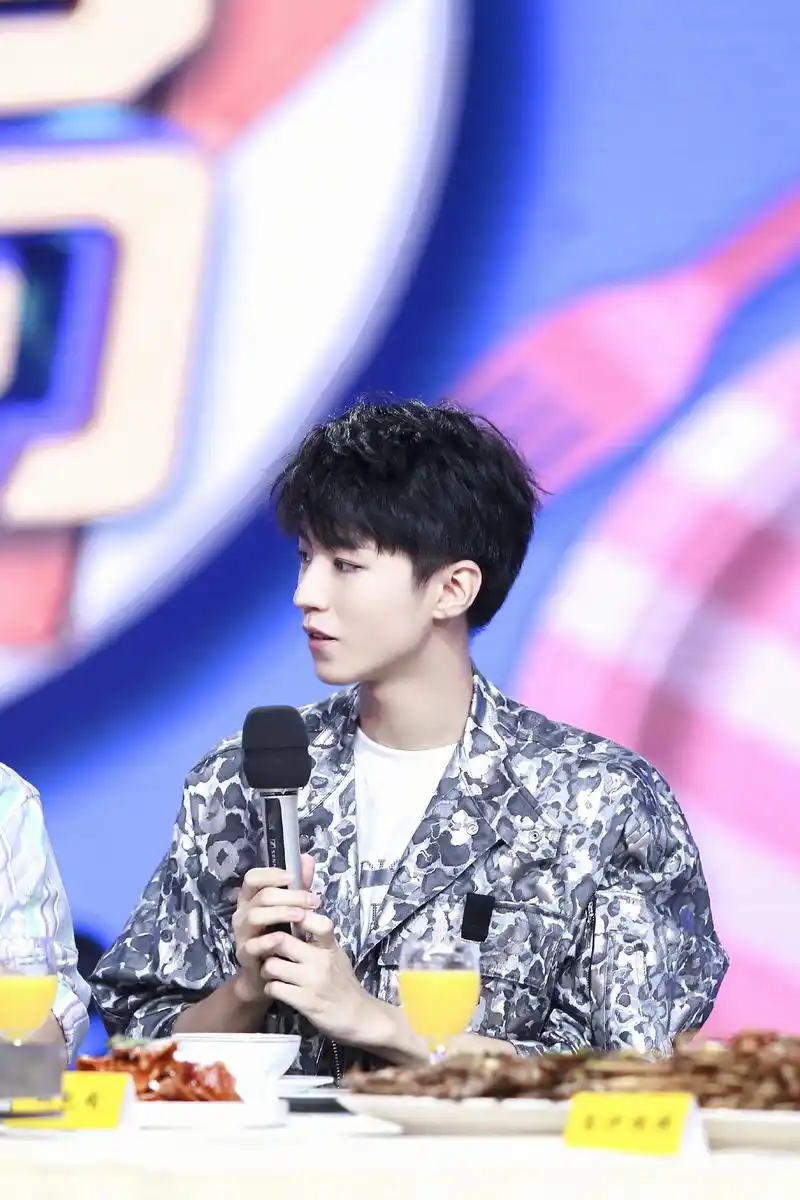 王俊凯王俊凯中餐厅第三季金牌经理王俊凯赴约快乐大本营 老何的饭局