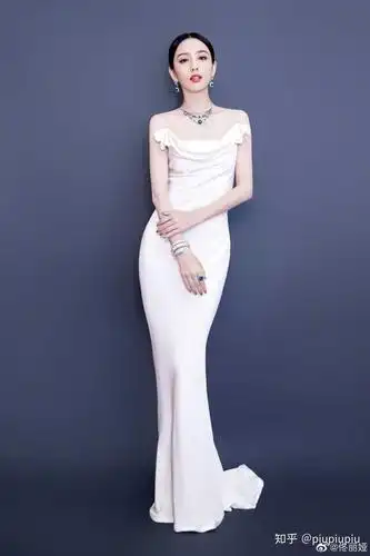 大家有存的让你觉得惊艳的女明星礼服图吗?