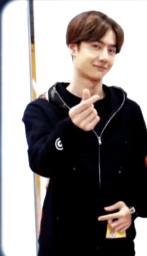 王一博各种你没见过的花式比心!耶啵的爱收好