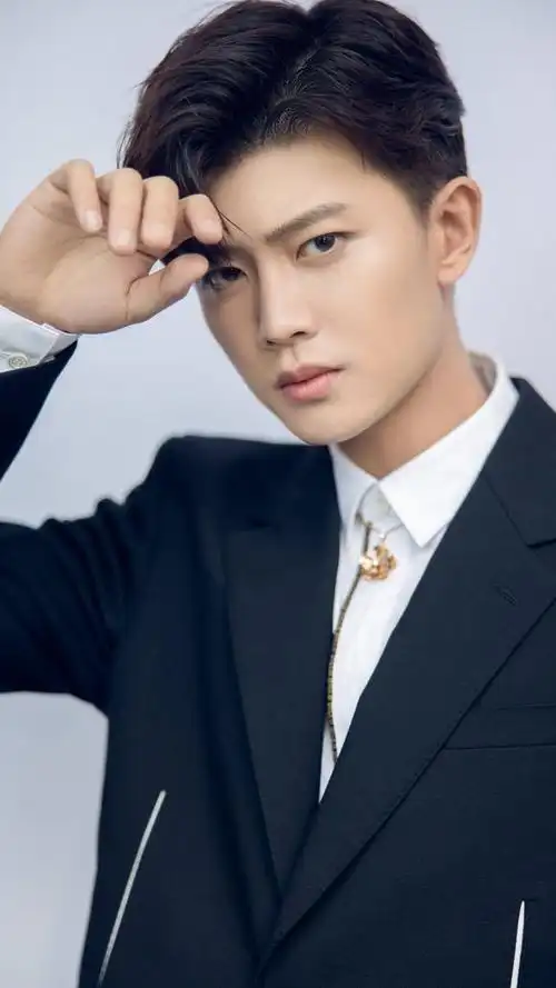 演员任嘉伦,帅气写真照,请来收藏你的心上人吧