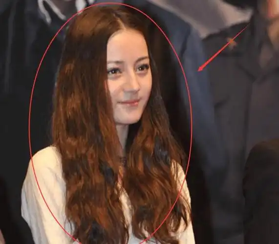 热巴出道前生图被疯传,看到未p照后,被她脸怔住了