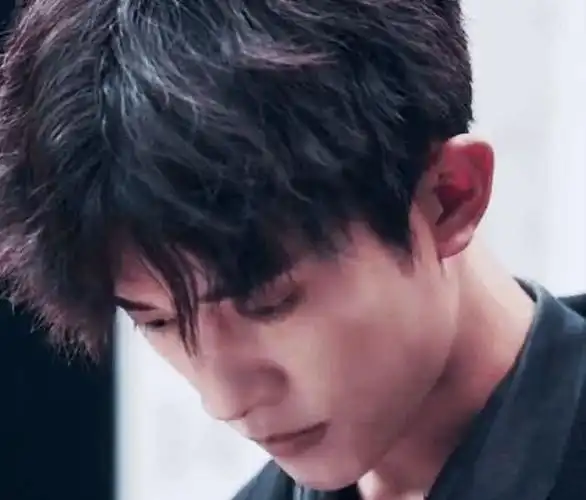 易烊千玺广告照片,蒙着眼睛带着神秘感,摘下布条让人惊艳