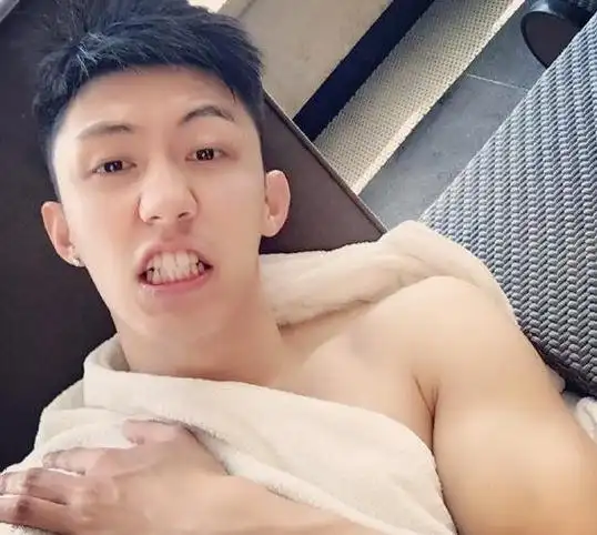 黄景瑜po半裸泳照网友粗来撩人别着凉