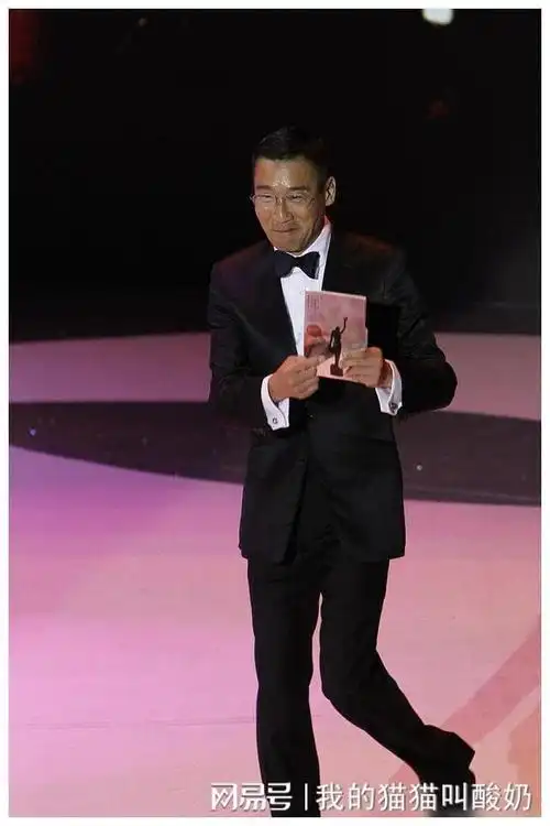 千面影帝梁家辉:怒怼港独被封杀,摆摊遇一生挚爱,今成人生赢家