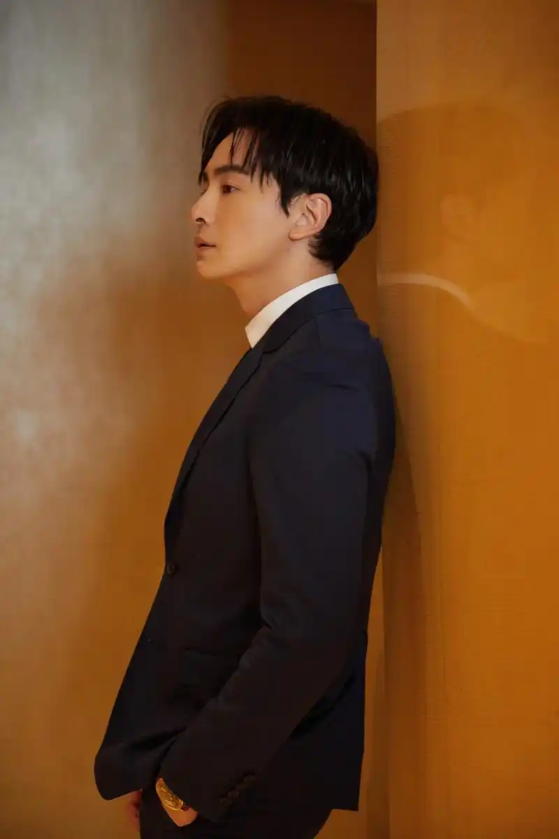 明星爱大牌:郑元畅蓝色西装清爽帅气