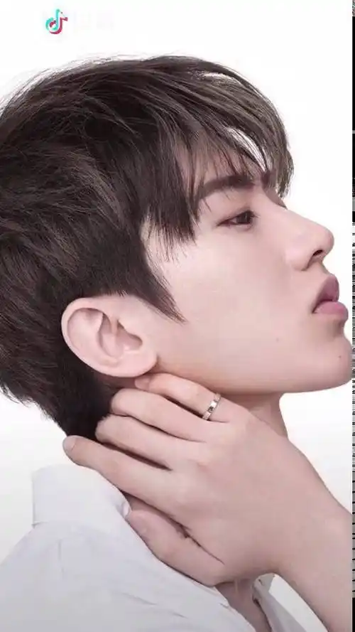 这次画幅蔡徐坤的侧颜希望你们喜欢