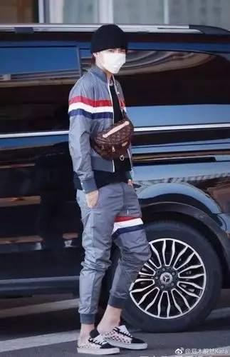 吴亦凡穿了一身红要全面开火,但脚太大导致鞋子成败笔!