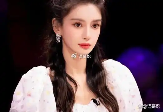 圈同行艺人的图片,而baby的站姐不仅发了自家艺人和前任陈伟霆的合影